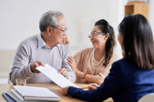 medicare agent helping couple enroll in medicare plan